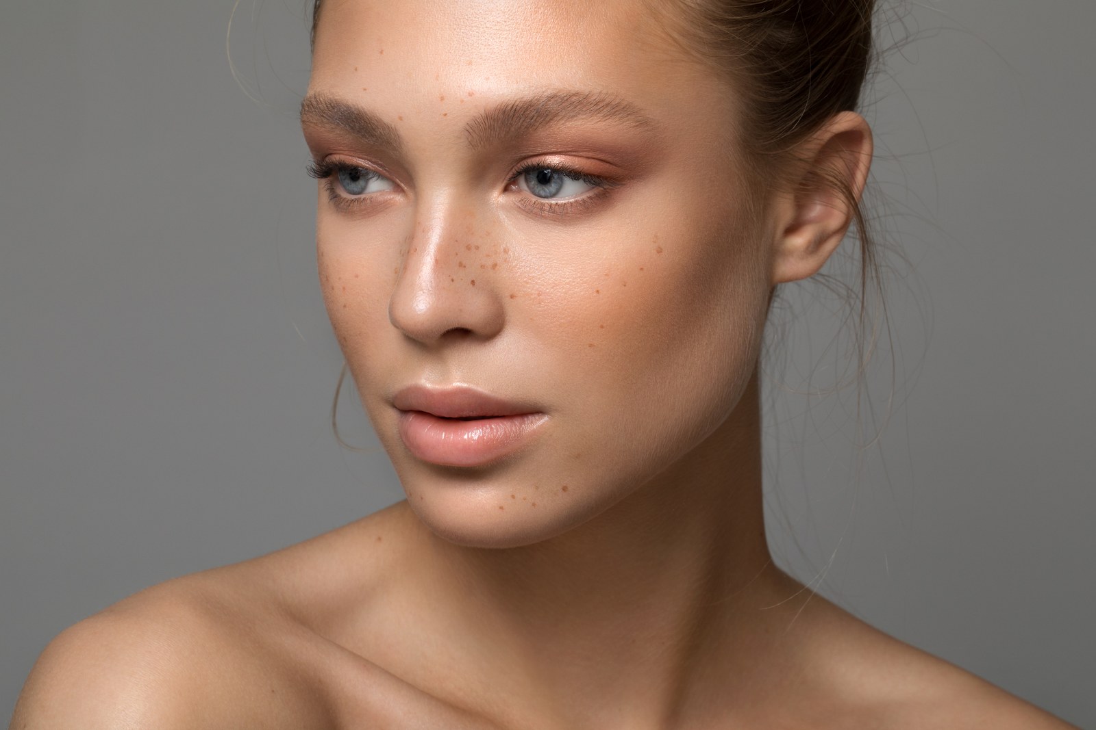 Faceshot Photo of a woman with freckles around her face